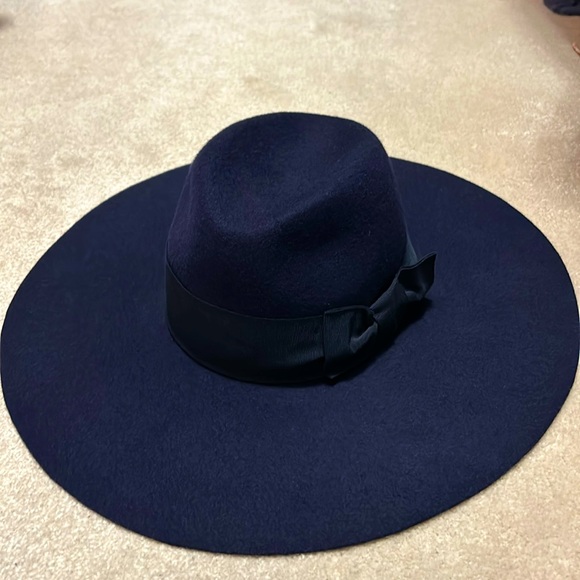 Styling hat from Holt Renfrew 100% wool - Picture 1 of 7